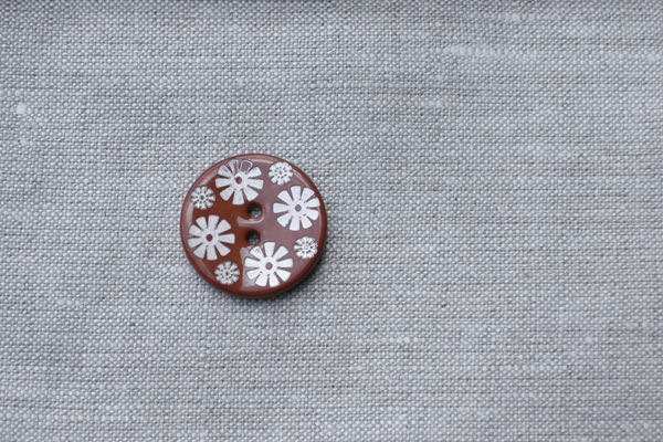 貝ボタン　フラワーレッドブラウン大